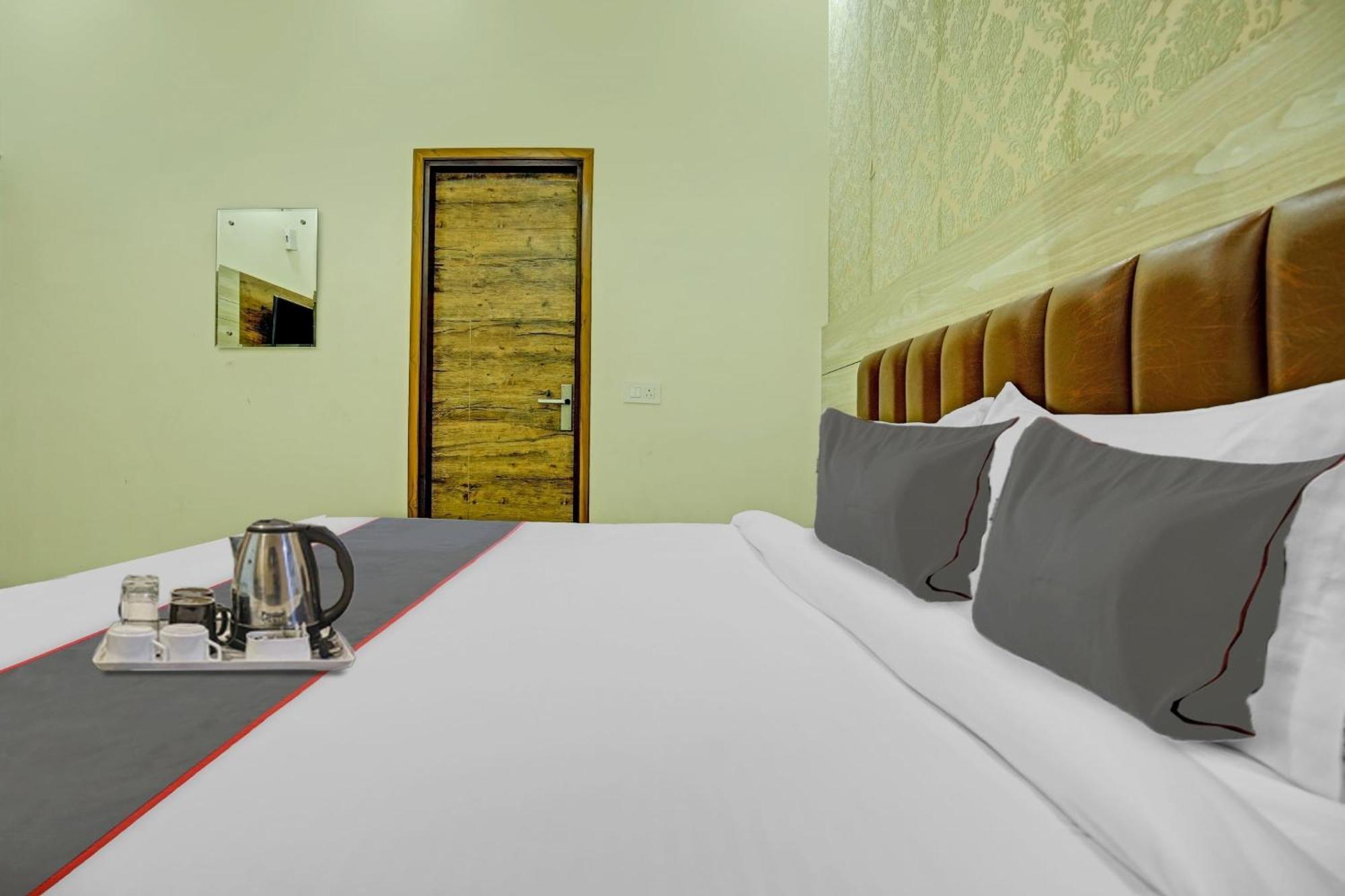 Collection O Rd Hotel Zirakpur Esterno foto