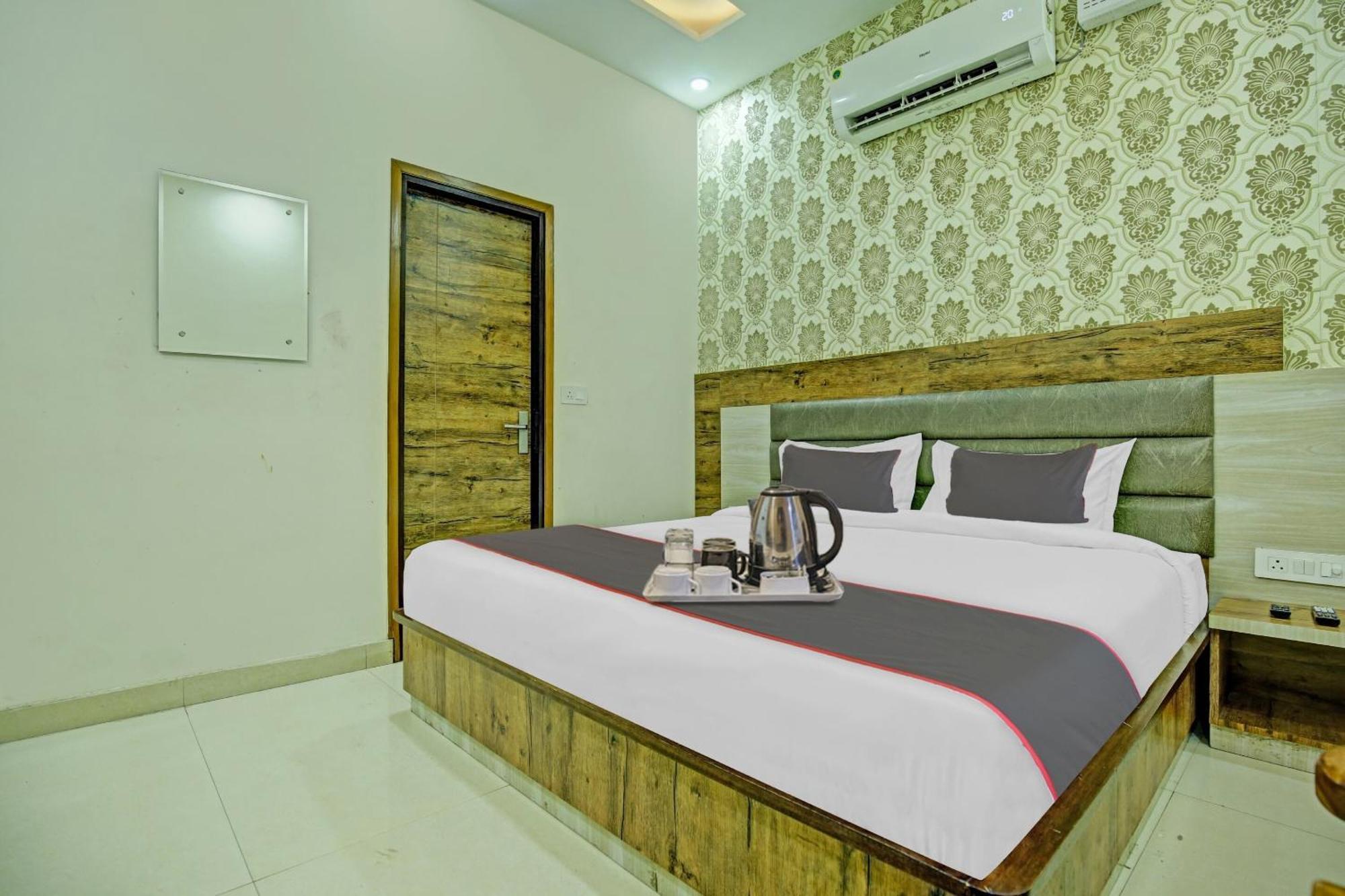 Collection O Rd Hotel Zirakpur Esterno foto
