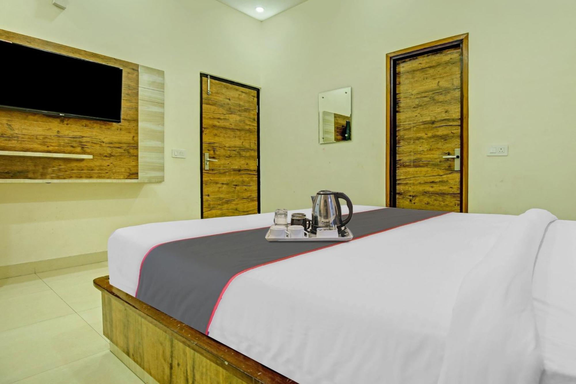 Collection O Rd Hotel Zirakpur Esterno foto